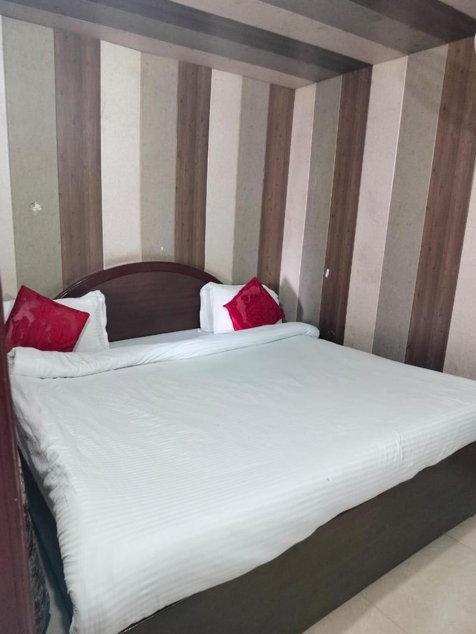 Hotel Surya Lake View Nainital Dış mekan fotoğraf