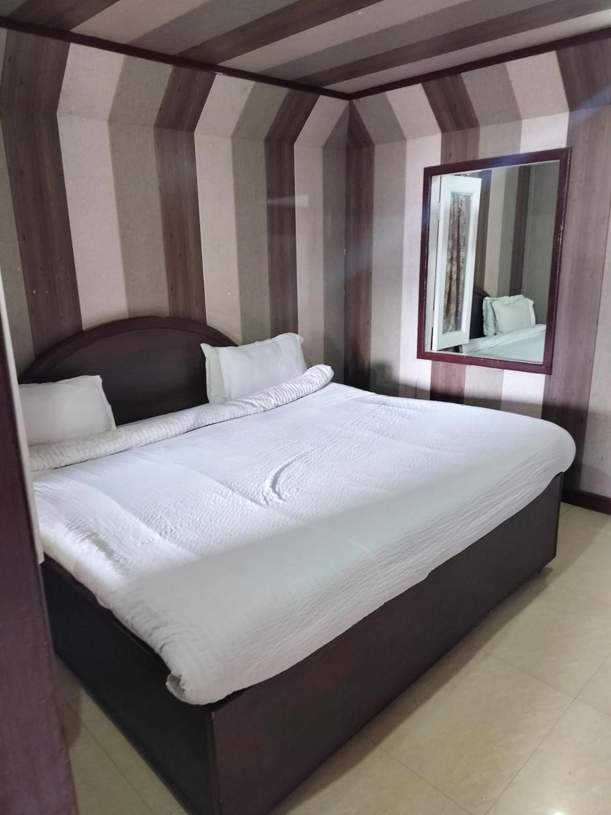 Hotel Surya Lake View Nainital Dış mekan fotoğraf